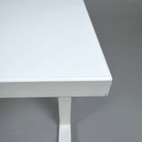 Begagnat höj- och sänkbart skrivbord Migration från Steelcase i vit färg. Mått: bredd 140 cm, djup 70 cm samt justerbar höjd mellan 65 - 125 cm. 