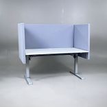 Begagnade bordsskärmar grupp Dezibel från Zilenzio. En långsida, två kortsidor i gråblått tyg. Mått: Bredd 140 cm / 80 cm, Djup 30 cm, Höjd 80 cm. 
