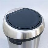 Begagnad papperskorg Touch Bin 60l från Brabantia. Färg svart med yta i borstad aluminium. Mått: Diameter 40 cm, Höjd 70,5 cm. 
