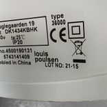 Begagnad svart YUH vägglampa från Louis Poulsen med justerbar skärm för optimalt ljusriktning. Mått: Bredd: 30 cm, Höjd: 62.5 cm. 