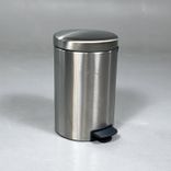 Begagnad papperskorg New Icon 12l från Brabantia i aluminium. Mått: diameter 25 cm och höjd 41 cm. 