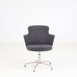 Begagnad konferensstol Zen från Gärsnäs med grå Alcantaraklädsel, underrede i aluminium. Mått: Höjd 83 cm, sitthöjd 45 cm, sittbredd 49 cm. 