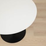 Begagnat Soffbord från EKV, modell Ceasar. Med vit rund bordsskiva grå pelarfot. Mått: Höjd 52,5 cm, Diameter 90 cm. 