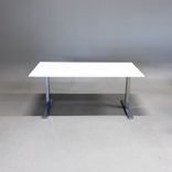 Begagnat höj och sänkbart skrivbord. Med vit laminatskiva och kromstativ Mått: bredd 160 cm, djup 80 cm, justerbar höjd mellan 70 till 120 cm. 