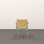 Begagnad konferensstol Spira från Lammhults med grön sits. Mått: Längd 83 cm, Sittbredd 41 cm, Sitthöjd 46 cm. 