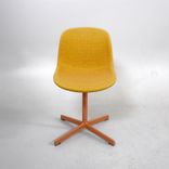 Begagnad konferensstol från HAY, modell Neu10. Helklädd gult tyg, med pulverlackerat stålstativ. Mått: Bredd: 46 cm, Djup: 52.5 cm, Höjd: 82 cm, Sitthöjd: 45 cm. 