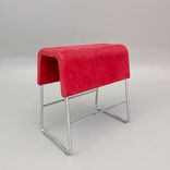 Begagnad barstol Plint från Materia i rött tyg kromat stativ. Mått: Bredd 60 cm, djup 39 cm och höjd 63 cm. 