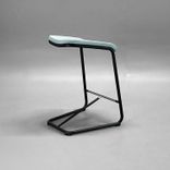 Begagnad barstol Add från Lammhults med ljusblå klädd sits i tyg och svart underrede. Mått: Bredd 46 cm, djup 47 cm och sitthöjd 63 cm. 
