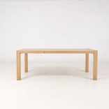 Begagnat konferensbord från Andreu World med ljus träfinish och utdragsfunktion. Mått: Höjd: 74 cm, Bredd: 140 - 200 cm, Djup: 90 cm. 