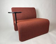 Begagnad fåtölj Verner 850 från David Design. Klädd i brunaktigt tyg, med svart runt bord. Mått: djup 70 cm, bredd 85 cm samt höjd 75 cm, sitthöjd 40 cm. 