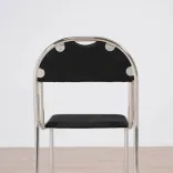 Begagnad konferensstol RX002 från ELJ i svart. Mått: Sitthöjd: 42 cm, Sittdjup: 38 cm, Sittbredd: 40 cm, Totala höjd: 81 cm. 