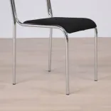 Begagnad konferensstol RX002 från ELJ i svart. Mått: Sitthöjd: 42 cm, Sittdjup: 38 cm, Sittbredd: 40 cm, Totala höjd: 81 cm. 