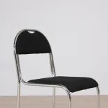 Begagnad konferensstol RX002 från ELJ i svart. Mått: Sitthöjd: 42 cm, Sittdjup: 38 cm, Sittbredd: 40 cm, Totala höjd: 81 cm. 