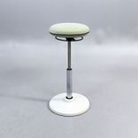 Begagnad balanspall Joi från Savo i ljusgrönt tyg med kromat stativ och beige platta. Mått: Justerbar sitthöjd mellan 58–79 cm. 
