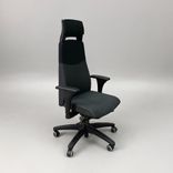 Begagnad kontorsstol Volmar från IKEA i svart och mörkgrått med justerbara armstöd, nackstöd, låsbar gunga. Mått: sitthöjd på 40–54 cm. 