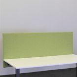 Begagnad bordsskärm från Ragnars i grönt tyg. Mått: längd 160 cm, bredd 67 cm och djupet 3 cm. 