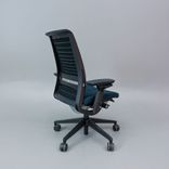 Begagnad Kontorsstol Think, från Steelcase i mörkgrå färg, med meshrygg. Mått: justerbar sitthöjd på mellan 41 till 53 cm. 