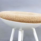 Begagnad pall Boet från Mitab. Med beige sitsen av kork och vitt stativ. Mått: Djup 40 cm, Höjd 47 cm. 