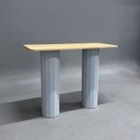 Begagnat barbord Cap från Karl Andersson & Söner. Avlång skiva i björk med räfflade pelarben i grått. Mått: Bredd 140 cm, djup 60 cm och höjd 110 cm.