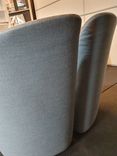 Begagnad fåtölj True Love från +Halle med grå tygklädsel. Mått: Bredd 95 cm, djup 70 cm och höjd 71 cm. 