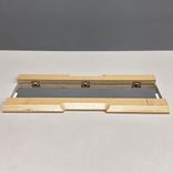 Begagnat konferensbord Links från Morgana i beige med plywoodkant, vita ben och  kabellucka. Mått: bredd 300 cm, djup 100 cm, höjd 74 cm.