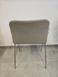 Begagnad stol Cornflake från Offecct. Helklädd i ljusgrönt tyg med armstöd och ben i krom.  Mått: Bredd 54 cm, Djup 52 cm, Höjd 80 cm, Sitthöjd 45 cm. 