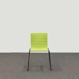 Begagnad konferensstol Rib från Johanson Design i grönt. Mått: Höjd: 80 cm, Bredd: 52 cm, Djup: 52 cm. 