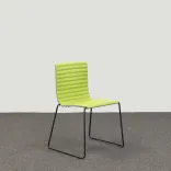 Begagnad konferensstol Rib från Johanson Design i grönt. Mått: Höjd: 80 cm, Bredd: 52 cm, Djup: 52 cm. 