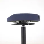 Begagnad balanspall Rondo från Tronhill i mörkblått. Mått: justerbar höjd 66–91 cm och rund sits med 40 cm diameter. 