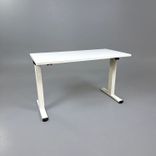 Begagnat höj- och sänkbart skrivbord Migration från Steelcase. Med vit bordsskiva och stativ av metall. Mått: justerbar höjd mellan 65 cm till 125 cm. 