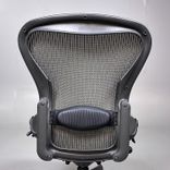Begagnad kontorsstol Aeron B från Herman Miller i beige och svart mesh. Mått: Sitthöjd 40–60 cm. 