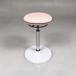 Begagnad balanspall Joi från Savo med rosa sits. Mått: Justerbar sitthöjd mellan 58 till 79 cm. 