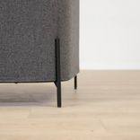 Begagnad fåtölj med hög rygg från Arflex. I mörkt grått tyg. Mått: bredd 81 cm, djup 74 cm, sittdjup 59 cm. Ryggen ger ökad komfort och privatliv. 