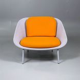 Begagnad fåtölj Netframe från Offecct i orange/grå färg. Mått bredd: 98 cm, djup: 83 cm och höjd: 74 cm, sitthöjd 40 cm. 