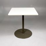 Begagnat cafébord Cone från Edsbyn med gråbeige bordsskiva och brunt pelarstativ. Mått: bredd 70 cm, djup 70 cm, höjd 72 cm. 