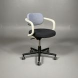 Begagnad kontorsgrupp med kontorsstol Allstar från Vitra i grått samt höj och sänkbart skrivbord från Lotus i vitt. Bredd 120 cm, djup 60 cm, justerbar höjd 70 - 120 cm. 