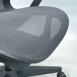 Begagnad kontorsstol Cosm Low med armstöd från Herman Miller i grå mesh. Mått: sitthöjd 40,9–54,4 cm. 