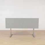 Begagnad rektangulär bordsskärm i grått, med svart distinkt kant. Mått höjd 60 cm, längd 190 cm, Tjocklek 3 cm. 