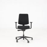 Begagnad kontorsstol James från Martela i svart. Mått: Sitthöjd 46–58 cm, sittbredd 46 cm och sittdjup 44 cm. 