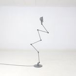 Begagnad golvlampa Loft D9406 från Jieldé i grått. Mått: höjd 240 cm, fotdiameter 35 cm och lampdiameter 16 cm. 