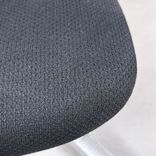 Begagnad svart kontorsstol Futu från HÅG med hög rygg, armstöd, silverfärgat underrede. Sitthöjd 40–55 cm. 