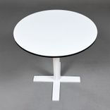 Begagnat runt soffbord B-54 från Balzar Beskow i vit färg med svart kant på bordsskivan. Mått: diameter 62 cm och höjd 60 cm. 