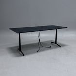 Begagnat konferensbord från Inoff i svart färg. Utrustad med integrerade uttag för el och USB-C. Mått: Bredd: 180 cm, Djup: 80 cm, Höjd: 72 cm.  
