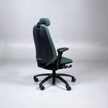 Begagnad kontorsstol från RH modell Mereo 300 med grönt tyg. Med arm- och nackstöd. Mått: Sitthöjd justerbar från 41 till 55 cm. 