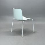 Begagnad matstol Catifa 46 från Arper i vit och ljusgrått. Formpressad sits, vita ben. Mått: Bredd 46 cm, djup 42 cm, höjd 79 cm och sitthöjd 46 cm. 