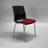 RBM Ana 4340S begagnad konferensstol med svart sittskal silvergrå ben och röd sittdyna