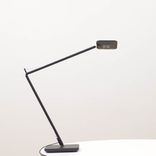 Begagnad skrivbordslampa Led Magic från Unilux i svart med fyra lysdioder, dimmer, minnesfunktion och justerbara armar. Mått: Höjd övre arm: 42 cm. 