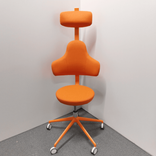 Begagnad kontorsstol Spine från Savo i orange. Mått: Reglerbar sitthöjd mellan 42.5 - 52 cm. 