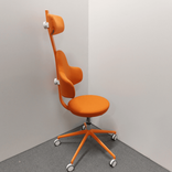 Begagnad kontorsstol Spine från Savo i orange. Mått: Reglerbar sitthöjd mellan 42.5 - 52 cm. 