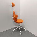 Begagnad kontorsstol Spine från Savo i orange tyg. Mått: sitthöjd mellan 42,5-52 cm. 